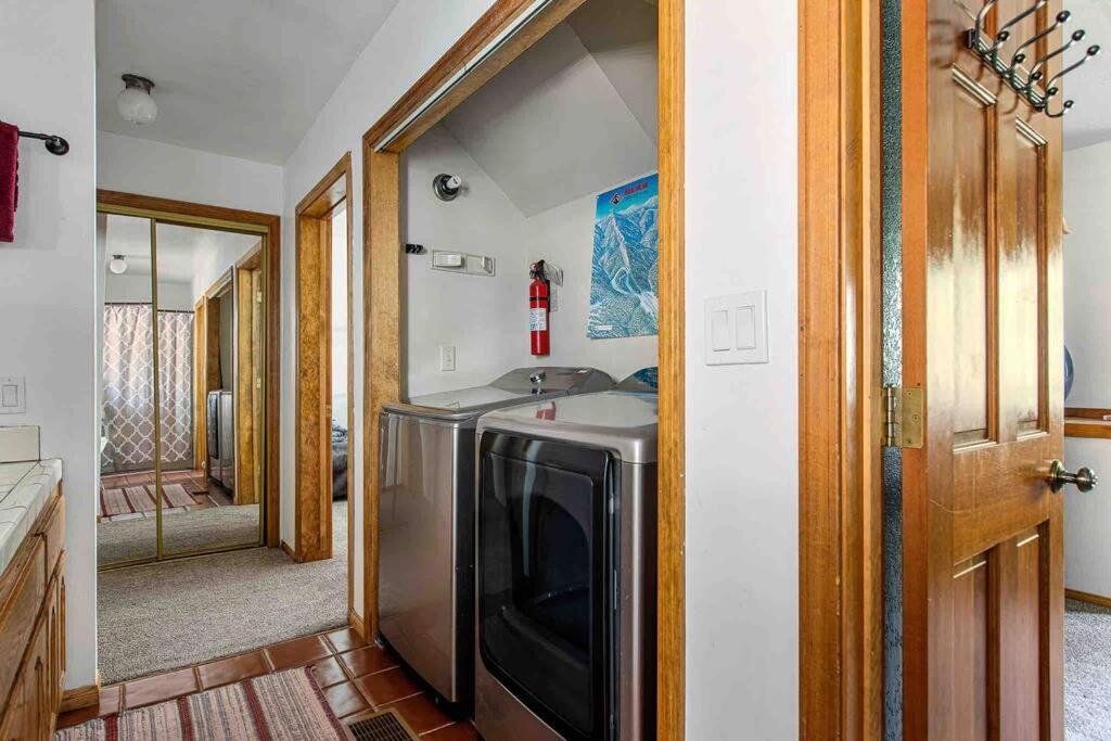 The 717 - Upper Moonridge - Very Close To Resorts! Holiday home Big Bear Lake